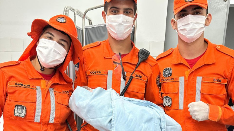 Gestante em trabalho de parto é atendida por bombeiros e dá à luz dentro de viatura em Serra Talhada