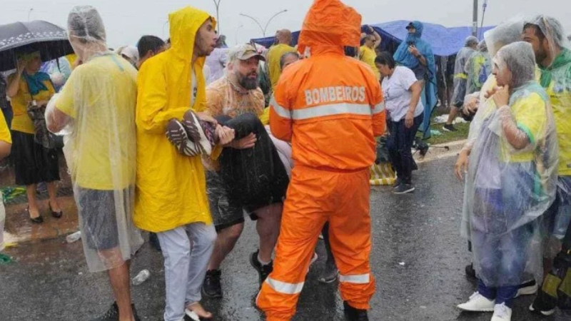Raio atinge manifestação liderada por Nikolas Ferreira e deixa feridos
