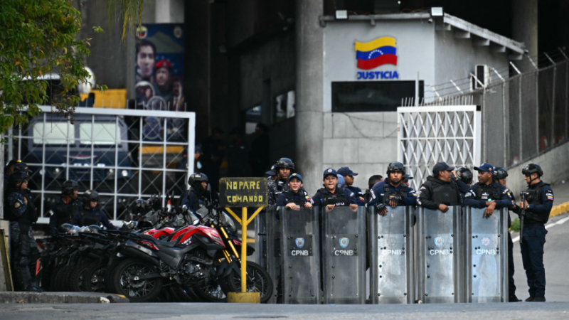 Venezuela liberta ao menos 80 presos políticos, segundo ONG