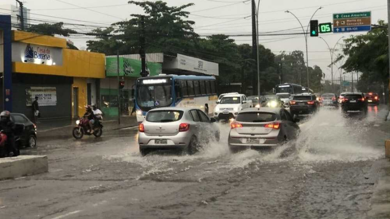 Temporal provoca alagamentos no Grande Recife e leva Apac a emitir alerta