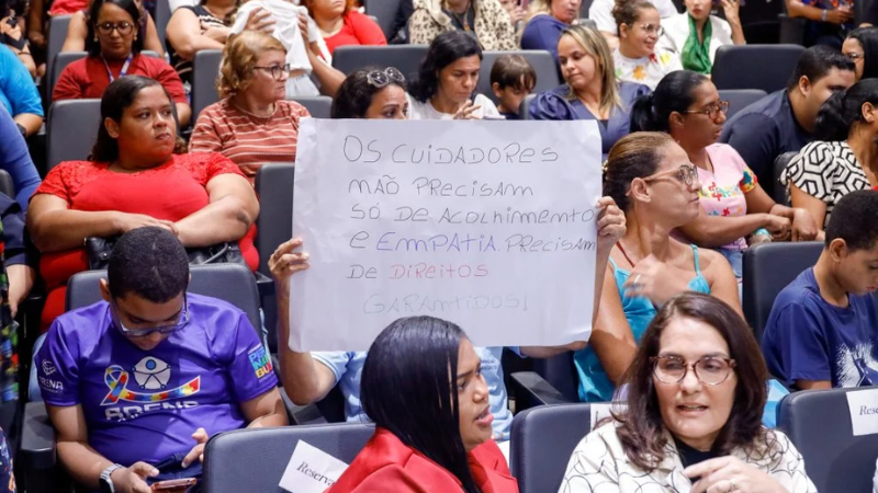 Audiência na Alepe discute benefício para acompanhantes de pessoas com TEA e deficiência