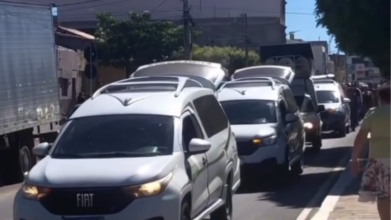 Comoção marca despedida de irmãos encontrados mortos dentro de carro em Exu