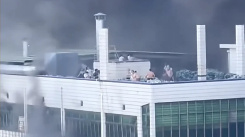 Funcionários ficam encurralados no telhado durante incêndio que matou 28 pessoas