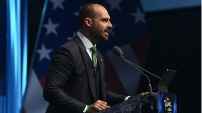 Governo Trump concede green card a Eduardo Bolsonaro e familiares