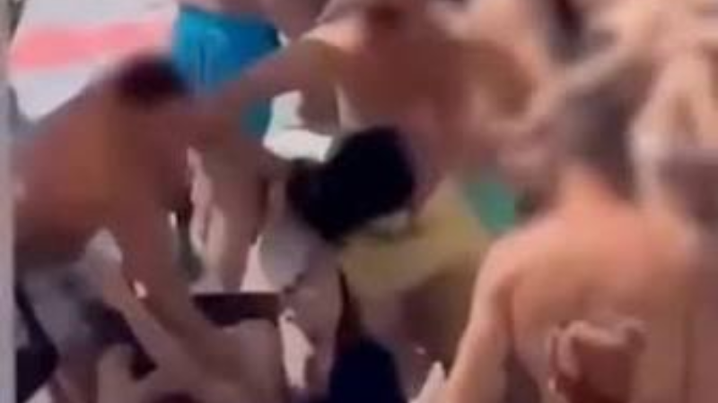 Menina de 13 anos é agredida por homem durante confusão em piscina de resort espanhol