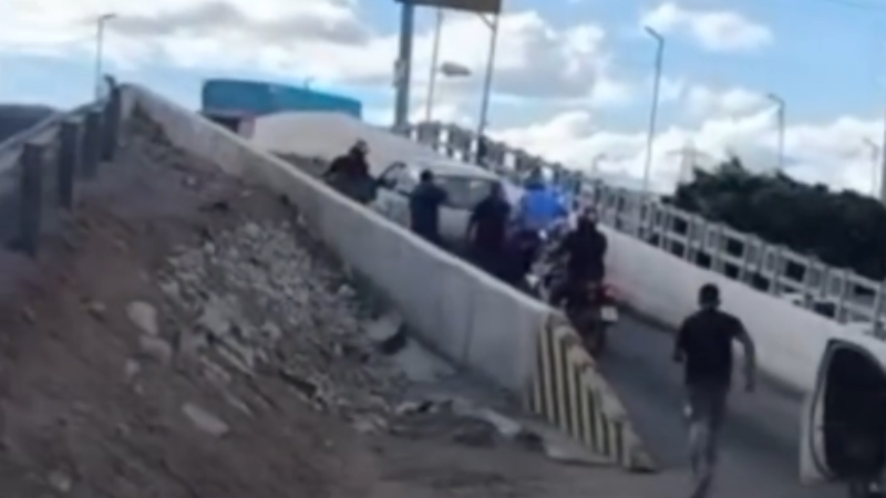 Motoristas se unem para empurrar carro com defeito na Ponte Presidente Dutra