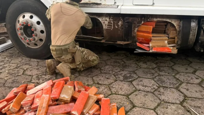 PRF apreende 581 kg de maconha escondidos em tanque de combustível de carreta em SC