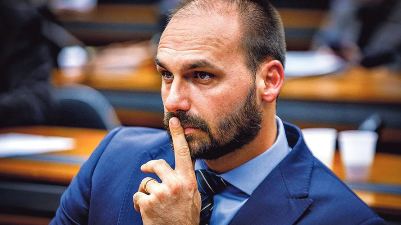 Processo administrativo da PF aponta abandono de cargo e pede demissão de Eduardo Bolsonaro