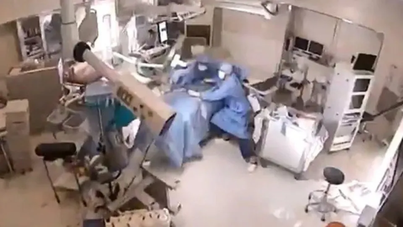 Câmeras registram médicos tentando proteger paciente durante forte terremoto no Japão