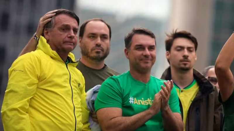 Defesa de Bolsonaro pede ao STF autorização para visita dos filhos no Dia dos Pais