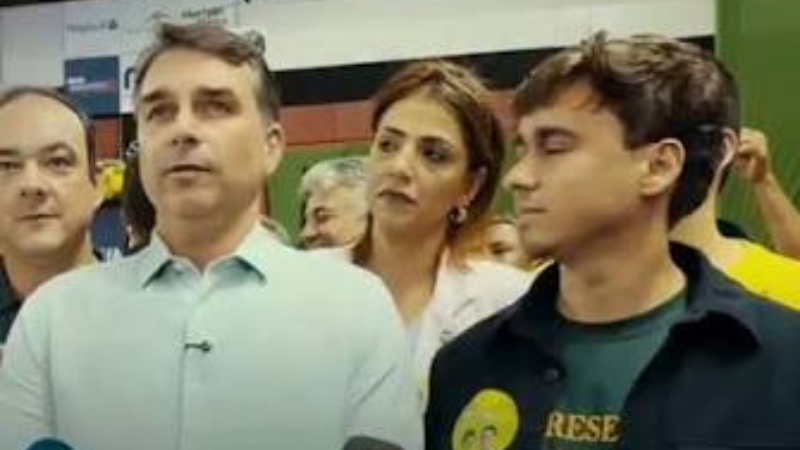 Flávio Bolsonaro tem público reduzido em Minas e aparece ao lado de Nikolas Ferreira em clima tenso