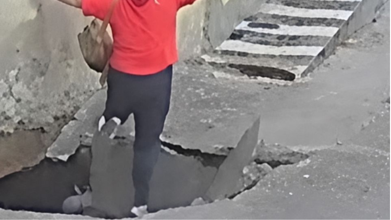 Mulher é surpreendida após buraco se abrir no meio de rua em Pernambuco
