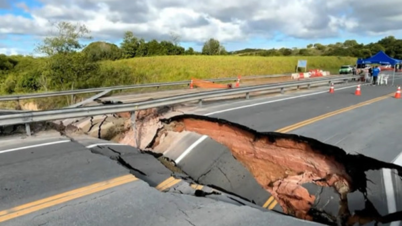 Asfalto de ponte rompe e bloqueia trecho da VPE-34, no Cabo de Santo Agostinho