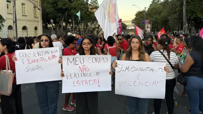 Ato no Recife reúne entidades contra fala de Raquel Lyra sobre laqueadura sem consentimento