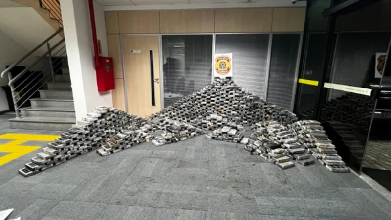 Polícia Federal apreende mais de 700 kg de cocaína escondidos sob piso de casa
