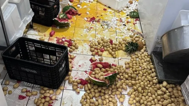 Câmeras registram invasão a escola e destruição de alimentos da merenda escolar