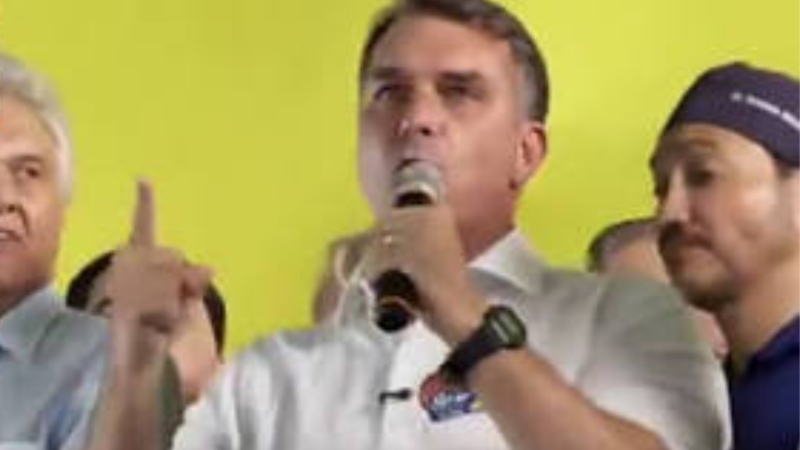 Flávio Bolsonaro diz que pretende mudar a Constituição com apoio do Congresso