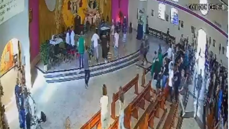 Homem invade altar durante missa e tenta agredir bispo em igreja de São Paulo