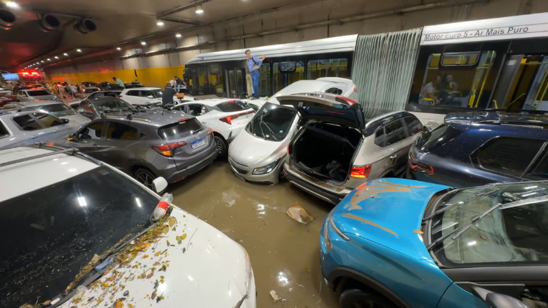 Imagens mostram túnel tomado por lama e carros empilhados após temporal em São Paulo