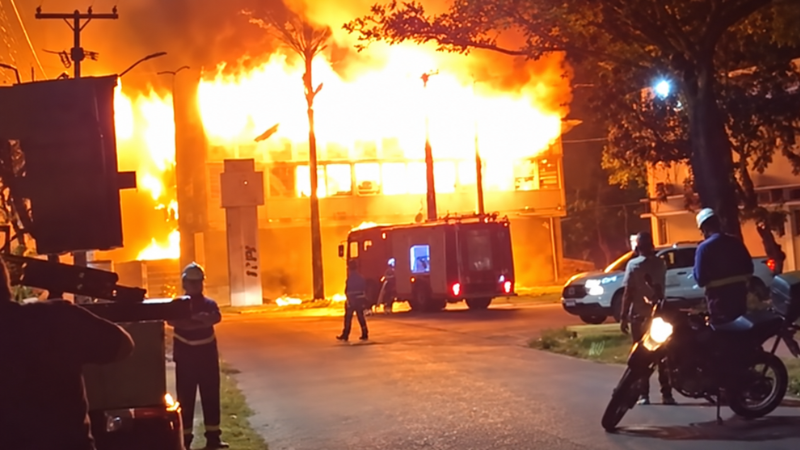 Incêndio em prédio da UFPE mobiliza equipes do Corpo de Bombeiros