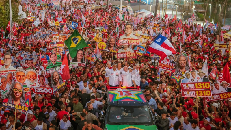 Lula reúne milhares de apoiadores em caminhada pela orla de Salvador